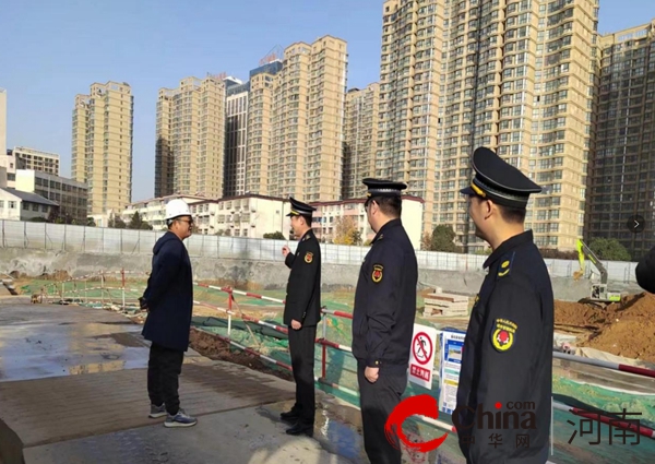 驻马店开发区城市管理局开展建筑工地扬尘治理行动(图2)
