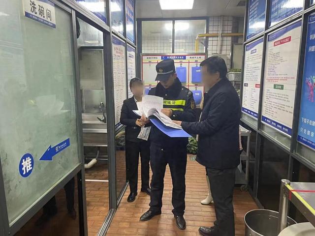 加大执法检查 护航空气质量 汉滨城管开展春节前大气污染防治攻坚行动