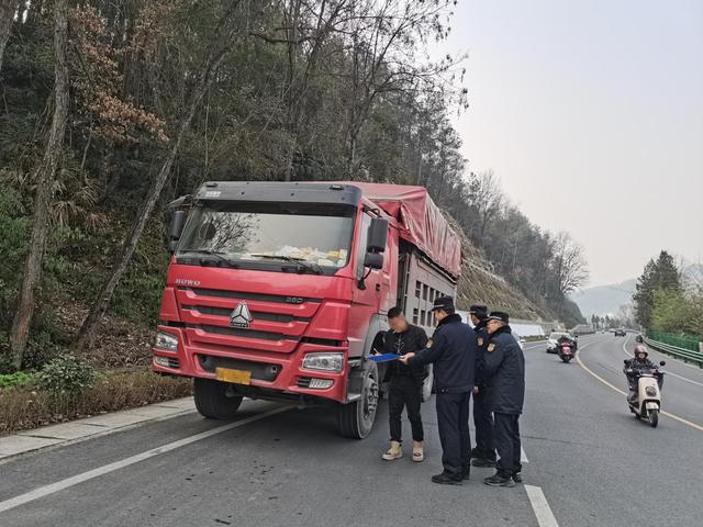 加大执法检查 护航空气质量 汉滨城管开展春节前大气污染防治攻坚行动(图4)
